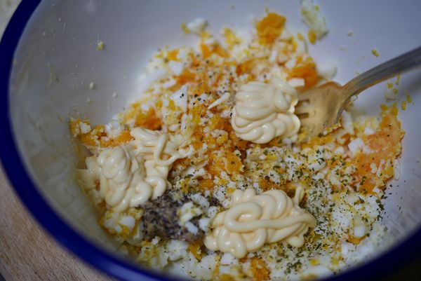 加入美乃茲、芥末籽醬、蜂蜜、黑胡椒、鹽，充份拌勻，然後平舖在土司上，然後蓋上另一片土司，就可以享用美味蛋沙拉三明治了。