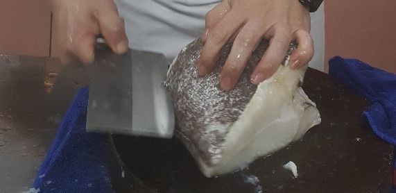 用精湛刀工拆解分成魚片和魚骨魚皮