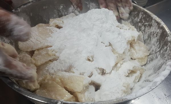 魚片用鹽、白胡椒粉、2個全蛋拌勻加上太白粉乾拌