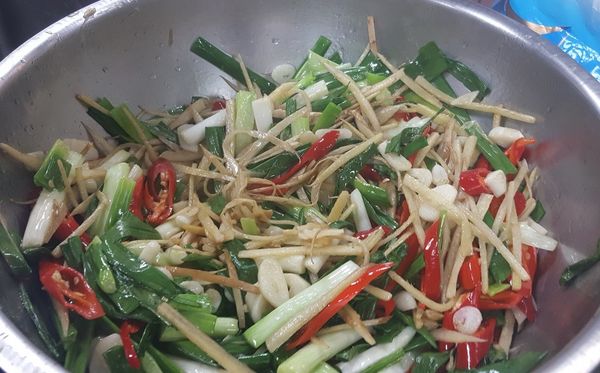 蒜頭切片、蔥切段、辣椒切斜片先分別過油撈起瀝油。