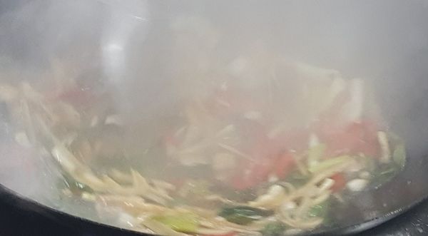 另起鍋放入已炸好蒜、蔥、辣椒加適量, 再加調味料- 醬油、糖、味精、白胡椒粉 煮滾, 放入炸好的魚片, 翻炒讓醬汁扒附在魚片上, 最後下太白粉水, 大火收汁, 少許香油即可起鍋.