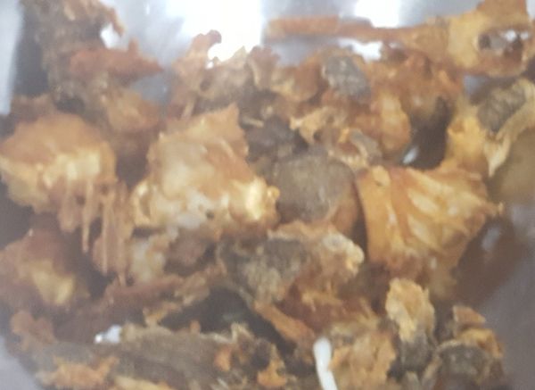 要油炸前 將浸泡好的鱈魚骨、皮撈起瀝乾、備油鍋油炸至金黃撈起
灑上胡椒粉+ 少許鹽巴, 及辣椒粒即可享用.