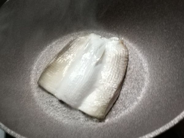 新鮮的無刺虱目魚肚一副，稍微熱鍋後（ 若使用不沾鍋，沒熱鍋也可以煎），（ 表面若有水份以廚房紙巾雙面吸乾）魚肚面朝下，以中火慢煎。

魚肚面有很多油脂，因此無需加油，一邊煎魚肚會一邊出油。

# 煎魚肚面的時候，可以蓋上鍋蓋，預防噴油並可加速魚肉熟成。