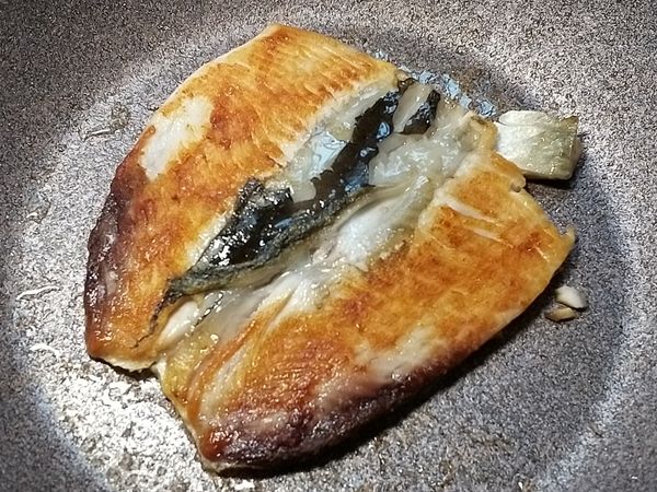 煎魚切忌隨便翻動，煎至少3~5分鐘以上檢查ok後再翻，從側面微微翻一點看看是否有煎成金黃色，沒有金黃就繼續煎。

#檢查的時候動作要輕，還沒煎好時若太用力會把魚肚翻破。