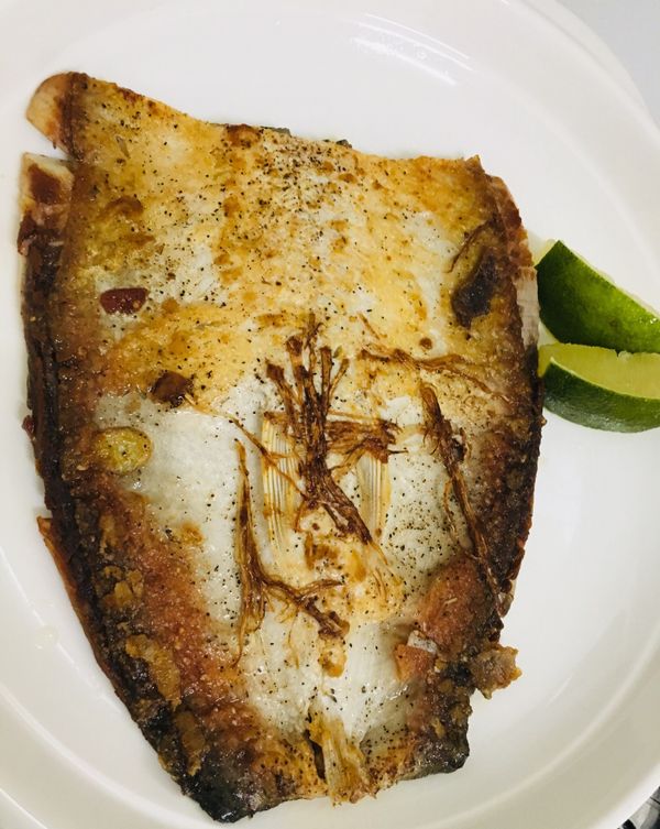 在把半顆檸檬 切一塊 放在