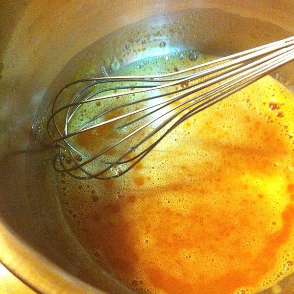 雞蛋  砂糖  蜂蜜 加入盆中 隔水加熱攪拌至大約36度c