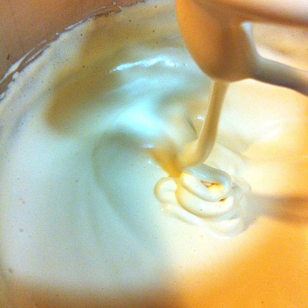 再用手提攪拌機以 高速 ~ 中速 ~ 低速 的順序把蛋糊打至打蛋器拿起

麵糊會慢慢流下

留下的痕跡會殘留一會兒的程度