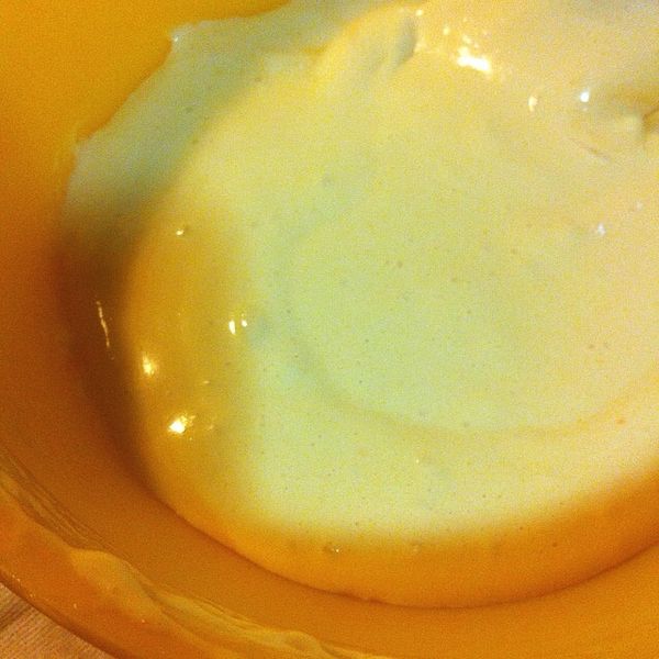 再拌入過篩的低筋麵粉 和 隔水加熱溶化的奶油