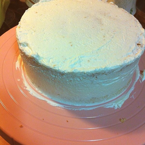 再蓋上另一片蛋糕

再整個蛋糕上塗上一層薄薄的發泡鮮奶油打底