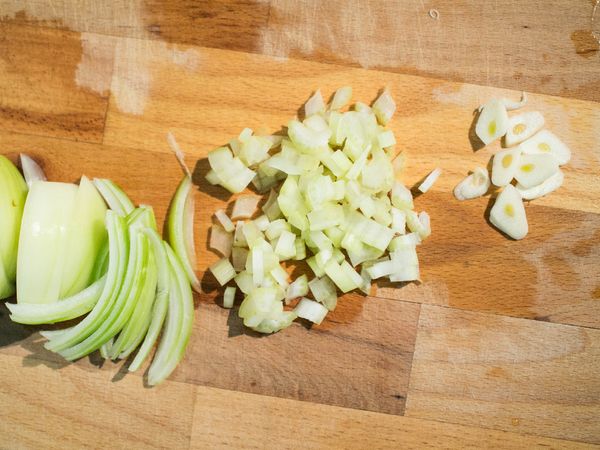 首先將洋蔥逆逆切、西洋芹切末、蒜頭切片。
＊如果有蘑菇的話，也同樣切薄片。