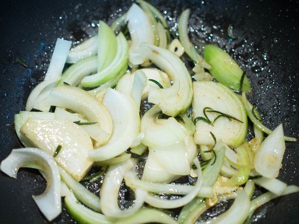 在鍋中放入奶油、迷迭香以及蒜片，中火炒香。
接著放入洋蔥，炒至變透明後，將其餘蔬菜加入拌炒一下。