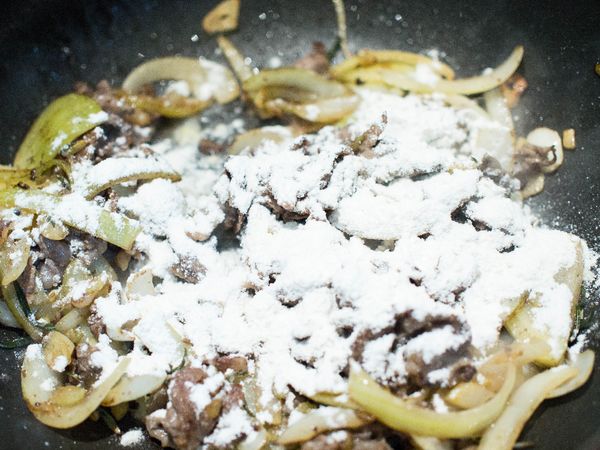 接著放入牛肉及胡椒鹽or義大利香料後拌炒。
牛肉炒熟後加入高筋麵粉拌炒一下。