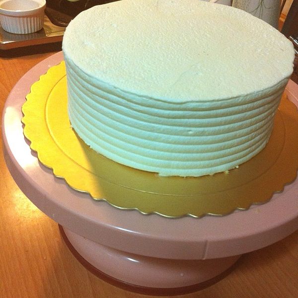 再塗上第二層發泡鮮奶油

邊邊以刮版刮出花紋