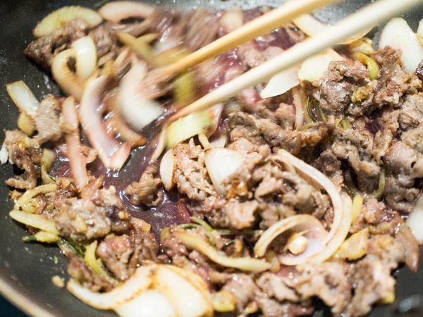 倒入紅酒後攪拌至濃稠狀。