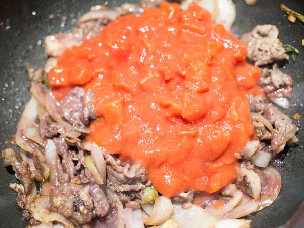 加入燉煮材料燉煮5分鐘。