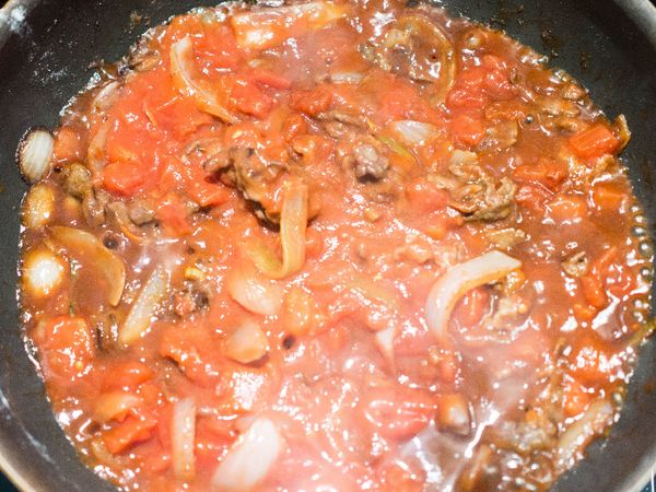 煮滾後嚐一下味道，放入醬油、伍斯特醬稍加調味。