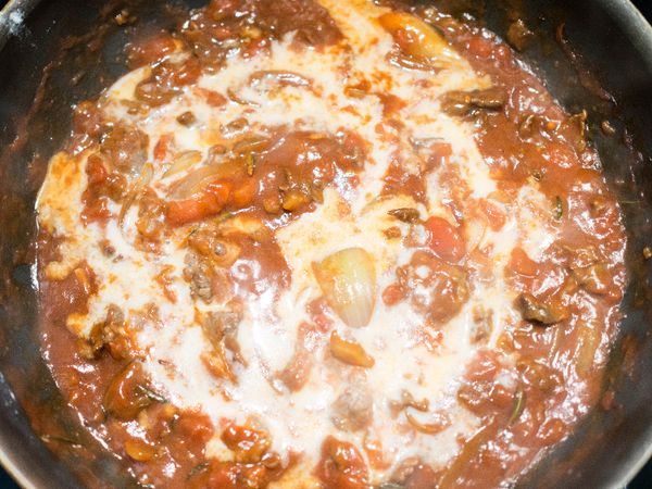 最後加入牛奶，稍微續煮一下就完成了！
推薦你放入冰箱睡一晚，隔天吃更入味好吃喔！