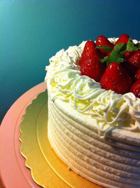 在用擠花袋擠上鮮奶油做裝飾

上面擺上新鮮草莓就完成瞜