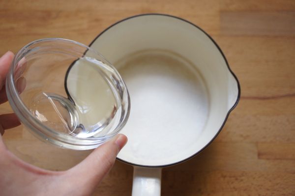 煮焦糖：單柄鍋內倒入細砂糖、冷水，中小火加熱