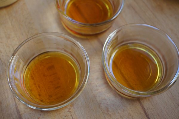 把步驟三煮好的焦糖液趁熱倒入布丁模型中（焦糖液冷了會凝固，動作要快）