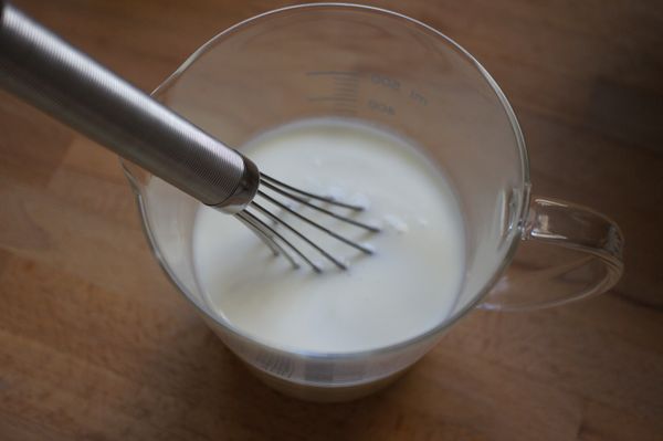 牛奶、鮮奶油、細砂糖混合後，加熱至鍋邊微微冒泡的程度熄火，略放涼備用