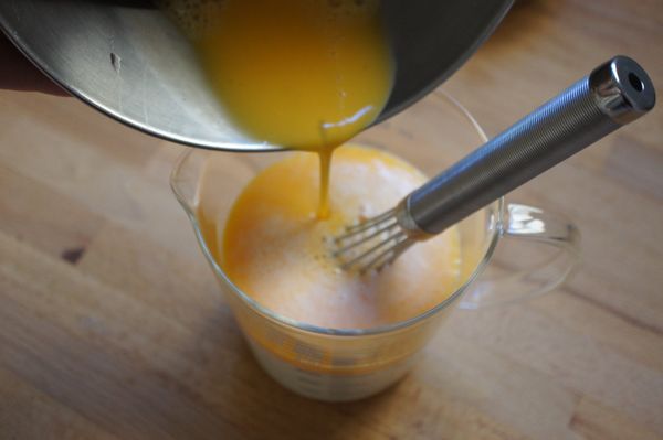 把蛋打散（動作盡可能輕巧，避免打入過多空氣，影響口感），將蛋液、香草精加入步驟五放涼的牛奶液中拌勻