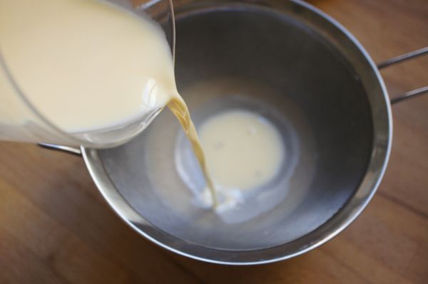 布丁液過篩三次，讓口感更細緻