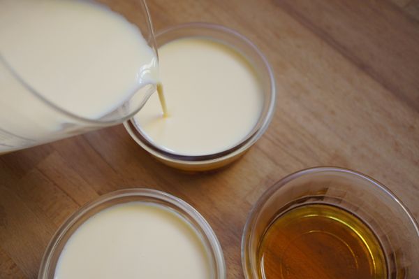 把布丁液倒入步驟四的布丁模型中，並蓋上錫箔紙