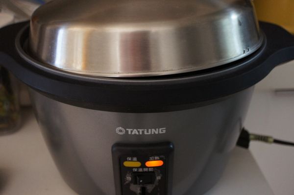 蓋上鍋蓋並留一個小縫，按下開關鍵，約18分後彈起，將布丁模續留至電鍋中20分鐘後再取出，放涼後冷藏約2小時即可食用