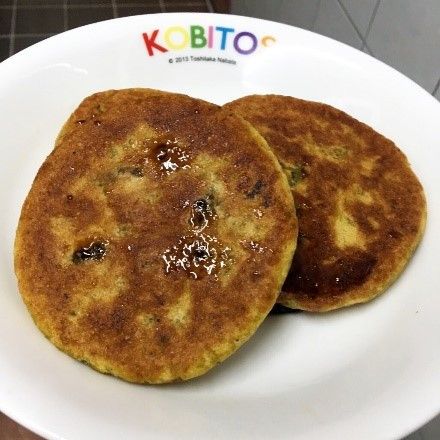 3.	發酵完即可分割麵團成四個，再把黑糖、堅果與烤好的南瓜塊包入。
4.	包好後下鍋煎，用鍋鏟將餅壓扁在翻面煎至兩面上色即可。