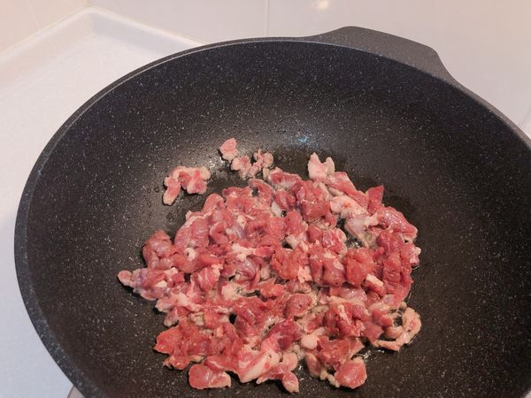 油放3大匙，肉絲先過油至半熟後起鍋備用