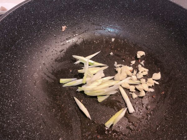 蔥白跟蒜末先爆香