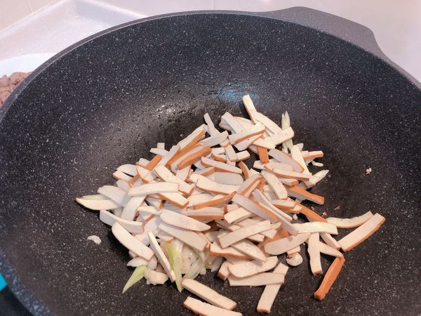 放入豆乾炒香
