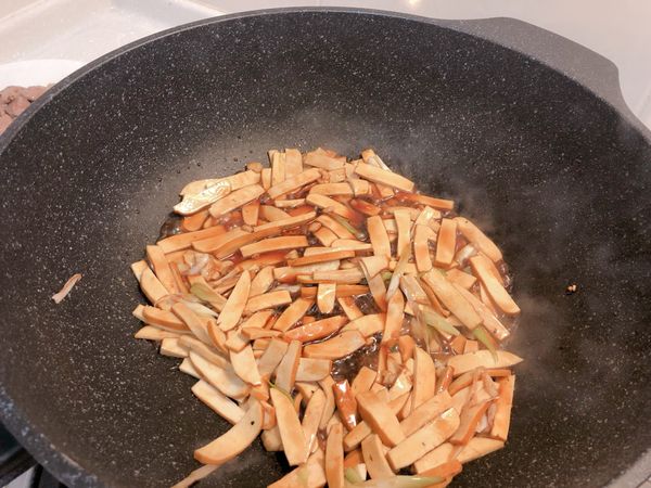 加入蠔油跟水（可依鹹度調整比例）