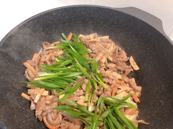 加入蔥綠跟辣椒