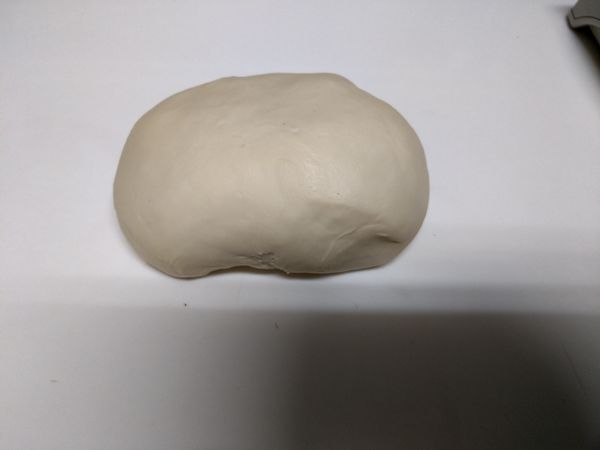 將中筋麵粉 +速發酵母+細砂糖+牛奶+沙拉油ㄧ起放入攪拌機裡,攪拌至光滑狀,取出放置桌面