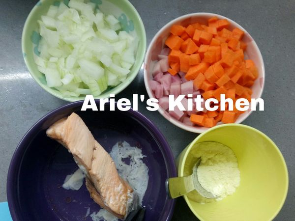 為了小孩食用安全，鮭魚我選擇先進電鍋蒸熟，挑刺，所以魚肉是碎的，如果都大人食用可以考慮切塊比較美觀。