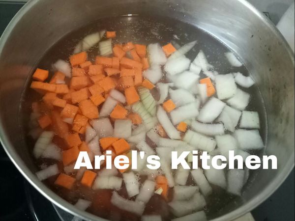 將切好的馬鈴薯、胡蘿蔔、洋蔥、蒜末、奶油塊，湯滾好後轉小火滾爛一點，並加入奶粉、麵粉一起滾。