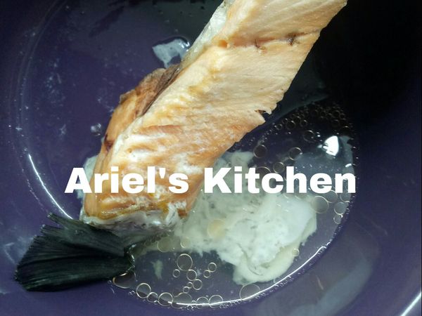 鮭魚的湯汁不要浪費加入一起湯裡。