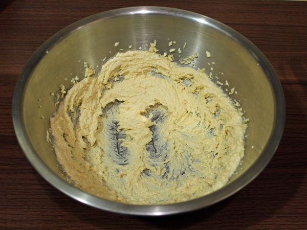 將軟化的無鹽奶油和砂糖用打蛋器（或電動攪拌器）攪打至顏色變白的乳霜狀