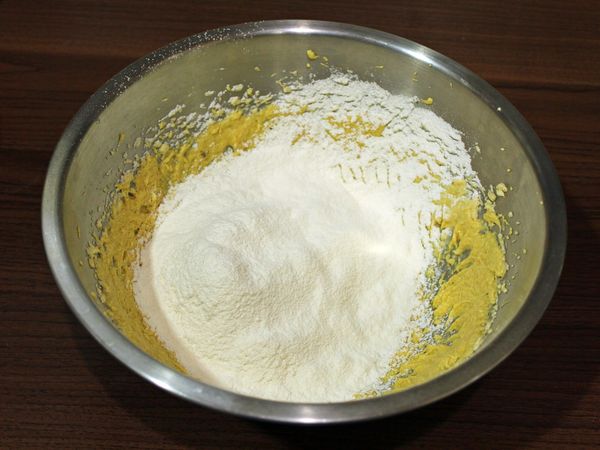 篩入低筋麵粉、泡打粉, 運用矽膠刮刀用切半炒菜方式拌勻