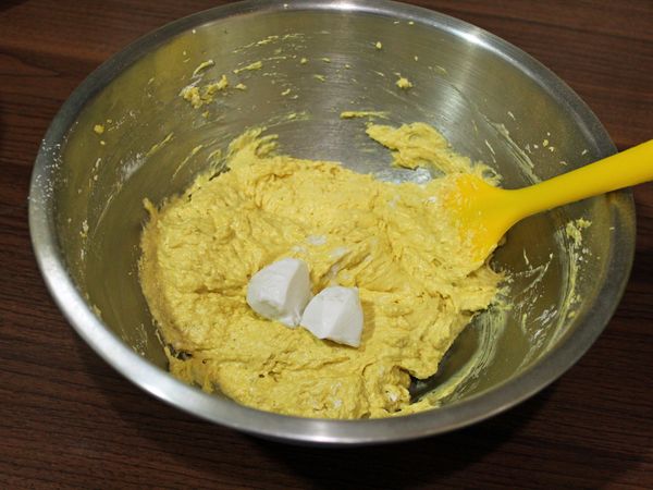 加入椰奶拌勻 (一次用不完的椰奶倒到冰塊盒中, 冷凍定型存放, 下次要用就有! 圖中是半退冰狀態, 稍微施點力就散了)