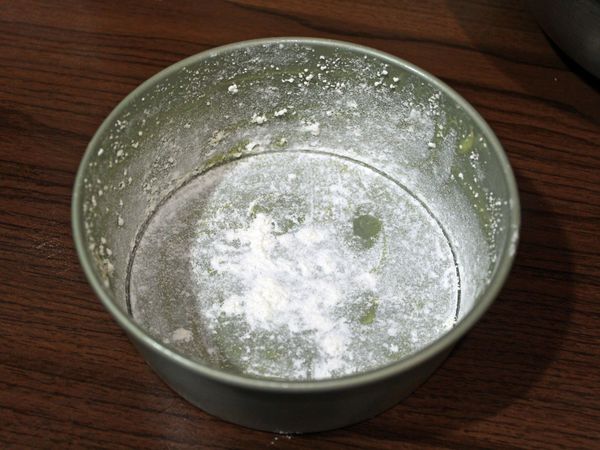 六吋蛋糕膜, 仔細塗抹一層奶油, 再灑上麵粉 (材料外, 以利脫膜)
