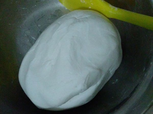 糯米粉加水，拌勻，搓至不黏手的一團