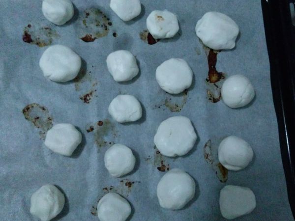 把巧克力放中間作餡料，搓成一粒粒湯圓狀