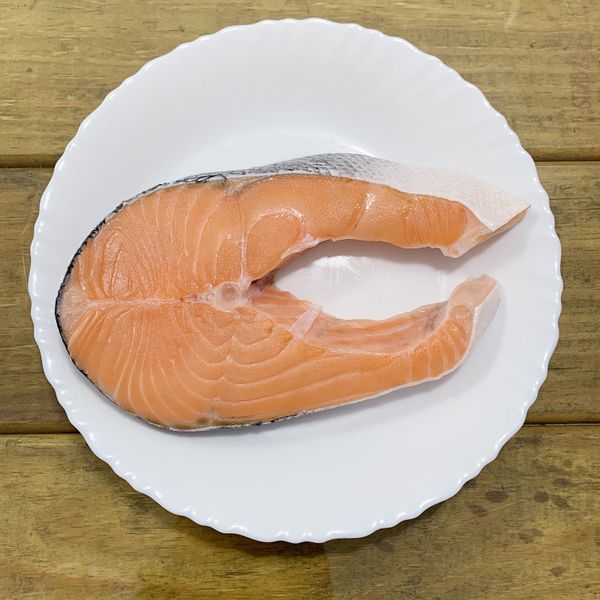 鮭魚輪切去掉中間魚骨後切約1公分厚度。
甜椒切丁。

廚房筆記✏️
鮭魚可先用米酒、鹽浸泡去腥