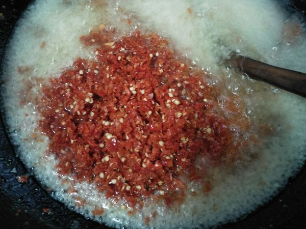 蒜末炒香加入辣椒末