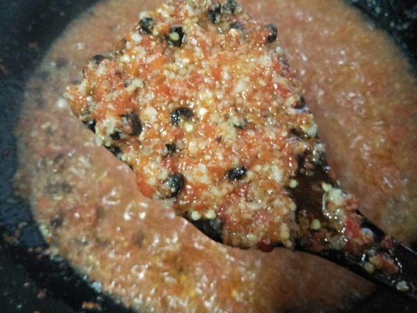 辣椒炒到香味出來加入豆鼓，醬油，砂糖，炒到香水份收乾