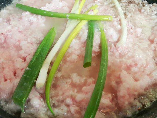 鍋子擦乾不能有水份殘留，先不開火，將豬油脂倒入鍋內，蔥折成兩半放到豬油脂上，開中火，當油有開始冒泡時開小火，蓋上鍋蓋，煉油期間要翻動豬油脂，避免鍋底的豬油脂燒焦。