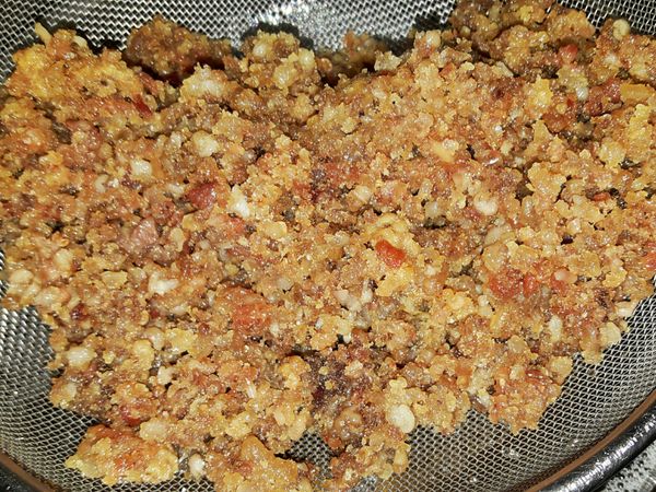 將豬油渣用濾油網濾出，將豬油靜置到涼即可。